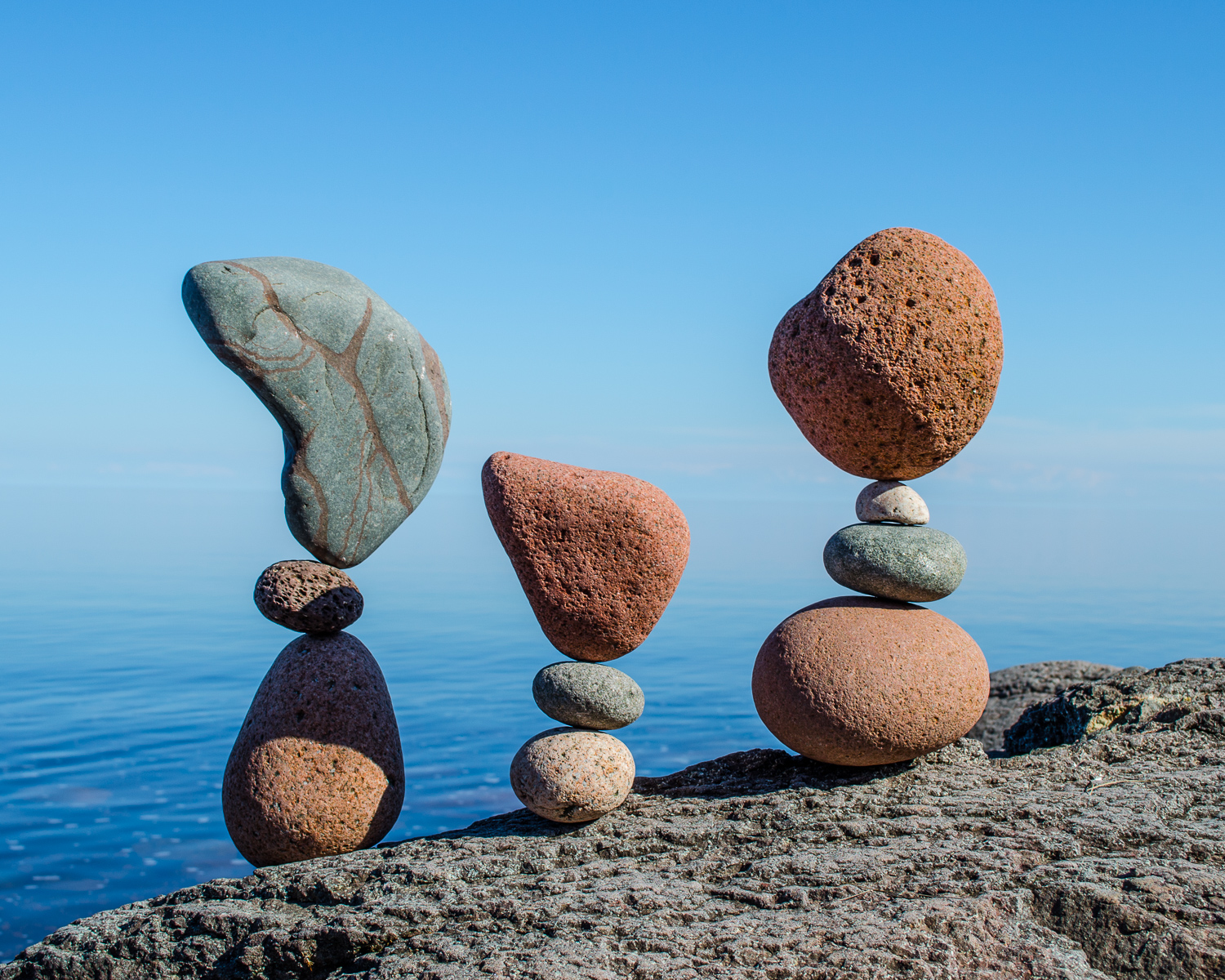 Равновесие сайт. Камни равновесие. Баланс камней. Камни баланс красиво. Балансировка камней.